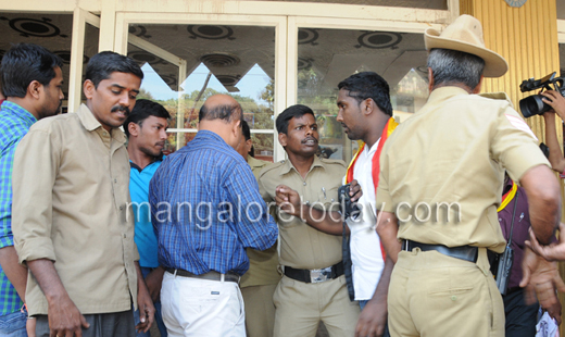 Karnataka Rakshana Vedike protest in Mangalore